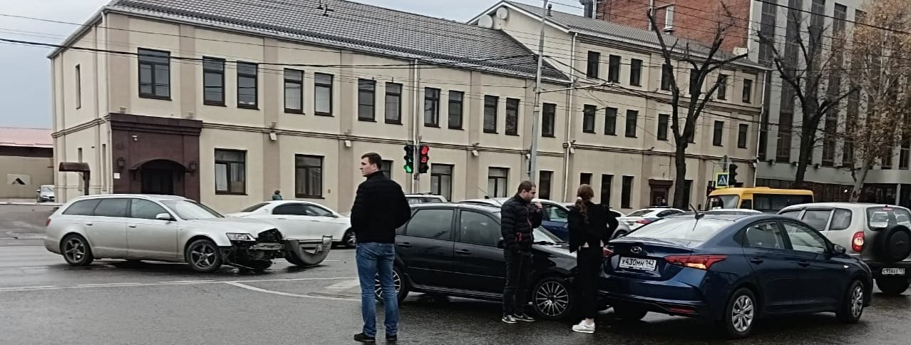 Столкновение трёх машин на перекрёстке улиц Аварийная ситуация на дороге